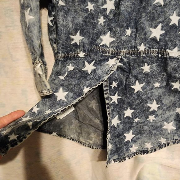 Girls Levis Size small Star Print Button Up Shirt - Picture 7 of 8
